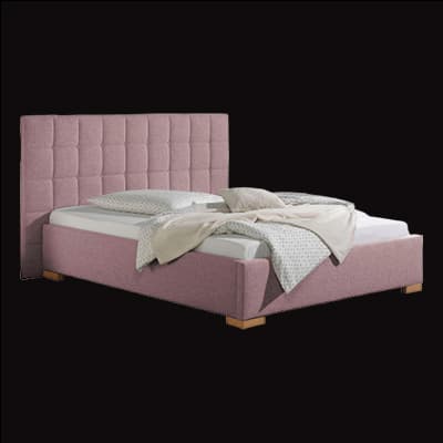 Modernes Bett mit gepolstertem Kopfteil, rosa Bezug, weißer Matratze und beigem Bettzeug, auf schwarzem Hintergrund