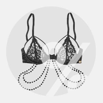 Schwarzer Spitzen-BH mit dekorativen Perlenketten auf weißem Hintergrund