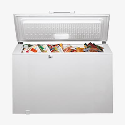 Offener weißer Gefrierschrank, gefüllt mit verschiedenen gefrorenen Lebensmitteln in Verpackungen.