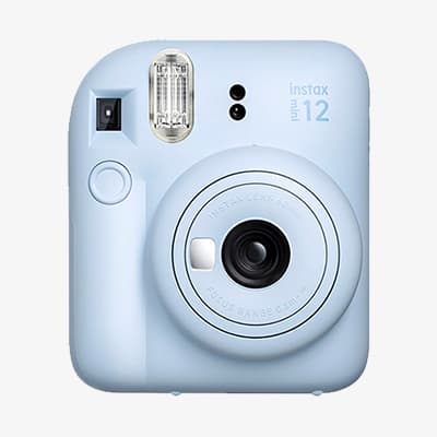 Instax mini 12 – hellblaue Sofortbildkamera mit Objektiv, Blitz und Sucher auf weißem Hintergrund