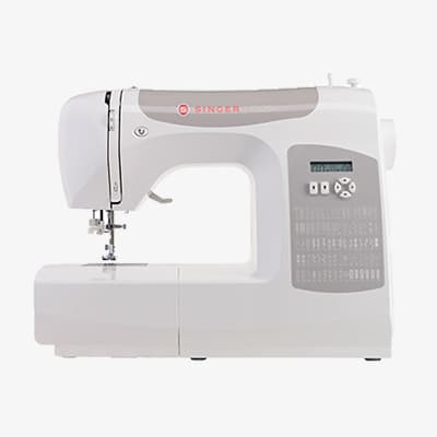 Weiße Singer Nähmaschine mit digitalem Display und verschiedenen Einstellungsknöpfen.