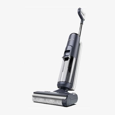 Kabelloser Staubsauger mit Wassertank und Bürstenrolle, stehend auf weißem Hintergrund