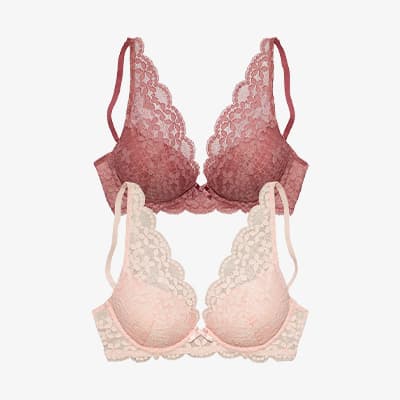 Zwei Spitzen-BHs, einer in Rosa und einer in Weinrot, auf weißem Hintergrund.