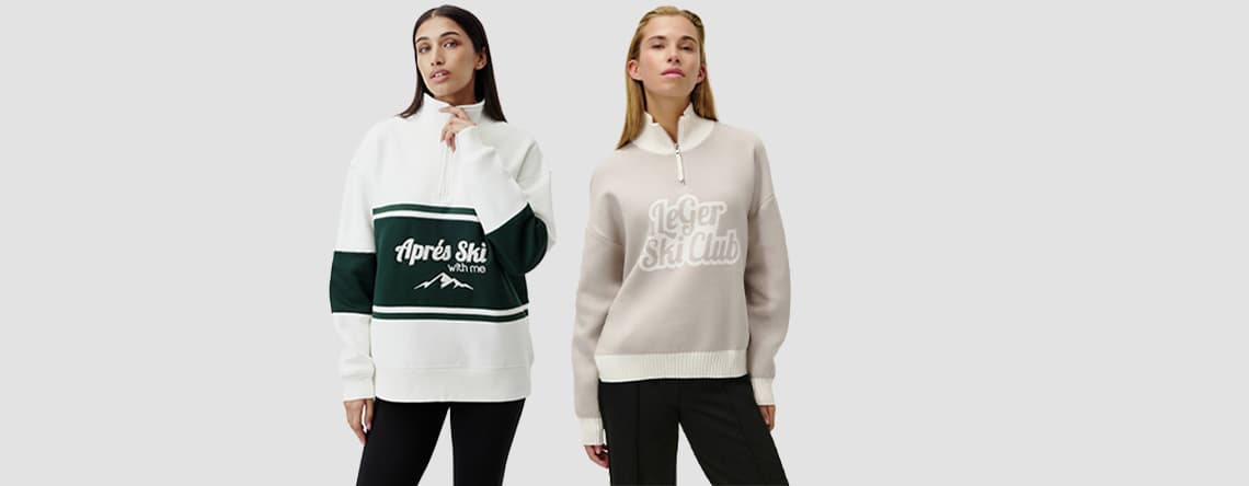 Zwei Frauen in Pullovern. Links: "Après Ski with me" in Grün-Weiß. Rechts: "LeGer Ski Club" in Beige-Weiß.
