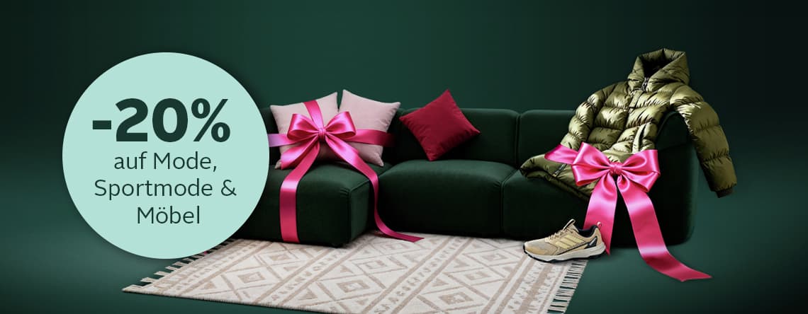 -20% auf Mode, Sportmode & Möbel – Sofa mit Geschenkband, Daunenjacke und Sneaker auf Teppich, rosa Kissen