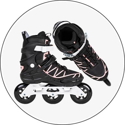Schwarze Inlineskates mit weißen Rollen und rosa Akzenten, Seitenansicht und von oben.