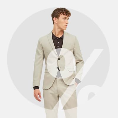 % – Mann in hellgrauem Anzug und dunklem Hemd mit einer Hand in der Tasche