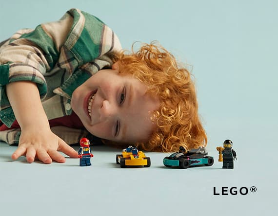 LEGO® – Kind spielt mit LEGO-Rennautos und Minifiguren auf blauem Hintergrund