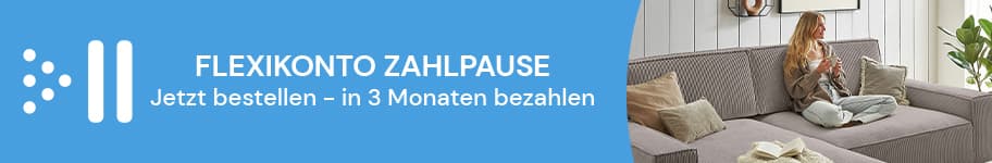 FLEXIKONTO ZAHLPAUSE – Jetzt bestellen, in 3 Monaten bezahlen – Frau sitzt entspannt auf grauem Sofa mit Kissen
