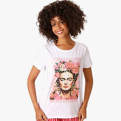 Frau in weißem T-Shirt mit Blumenmuster und roten gestreiften Shorts