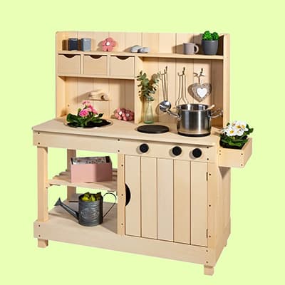 Kinderküche aus Holz mit Zubehör wie Töpfen, Pfannen und Pflanzen.