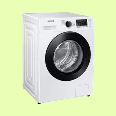 Weiße Frontlader-Waschmaschine mit digitalem Bedienfeld und großem Bullauge.