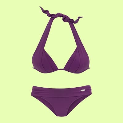 Lila Bikini mit Halterneck-Oberteil und Hüftslip vor hellgrünem Hintergrund