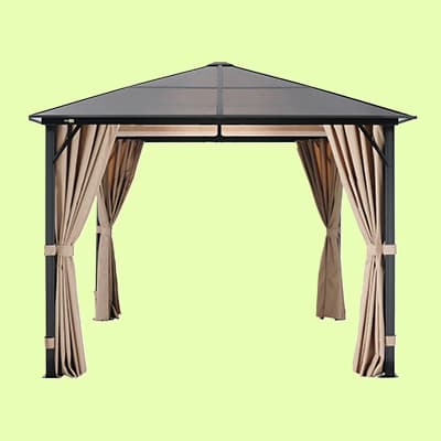 Freistehendes Pavillon mit braunen Vorhängen und schwarzem Dach auf grünem Hintergrund.