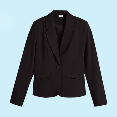 Schwarzes Blazer-Jackett mit Knopf und Taschen auf hellblauem Hintergrund