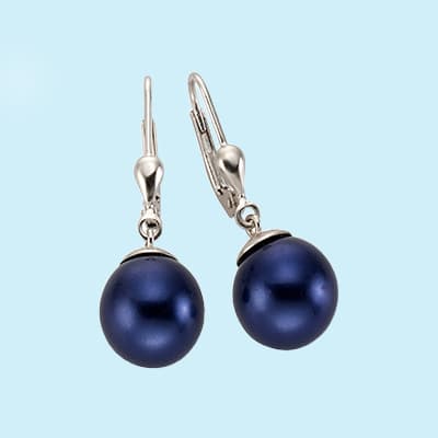 Blaue Perlenohrringe mit silbernen Haken vor hellblauem Hintergrund