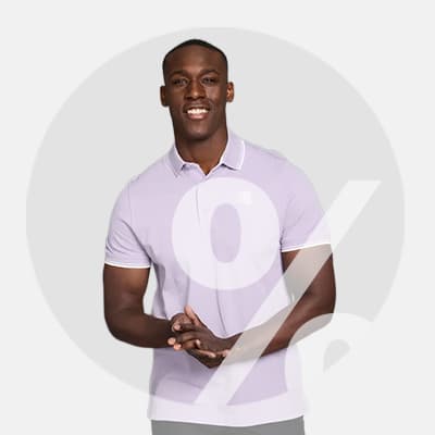 Mann in lila Poloshirt mit verschwommenem Gesicht hält Hände zusammen, grauer Hintergrund mit Prozentzeichen.