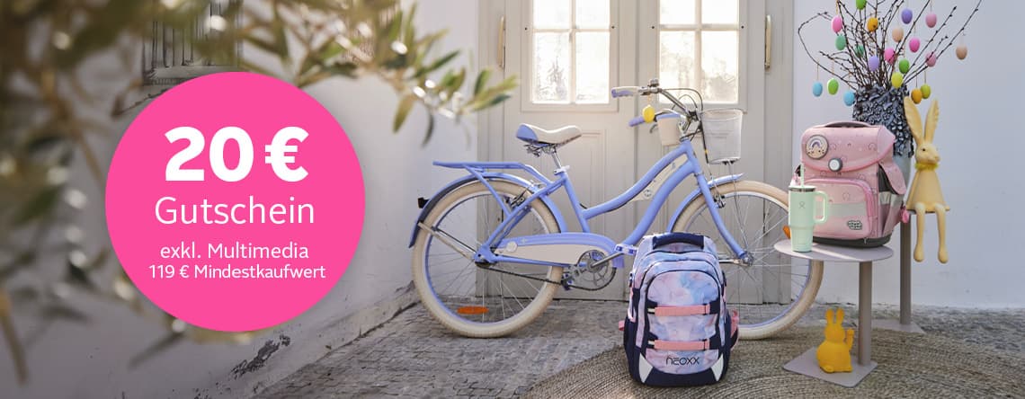 20 € Gutschein, exkl. Multimedia, 119 € Mindestkaufwert – Fahrrad, Schulrucksack und Deko vor heller Haustür