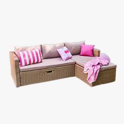 Ecksofa mit beigen Polstern, pinken Kissen und Decke, Sitzfläche ausziehbar mit integriertem Stauraum vorne