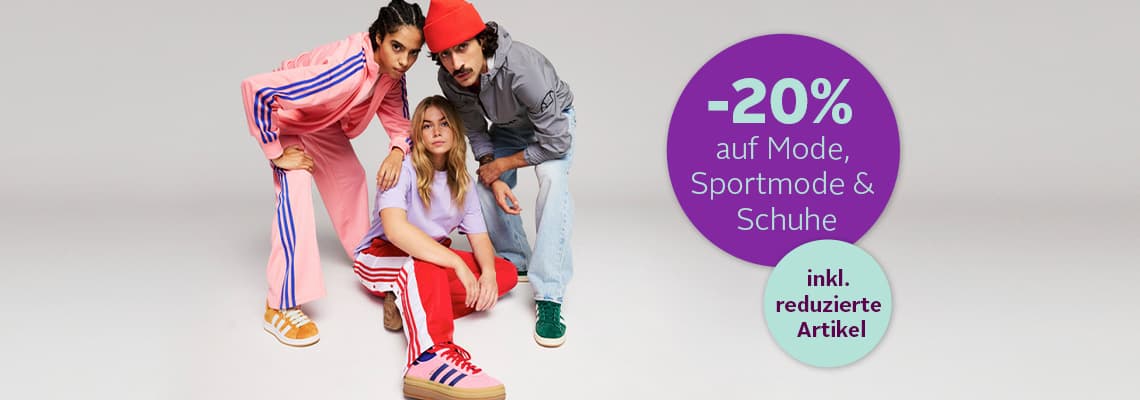 -20 % auf Mode, Sportmode & Schuhe – drei Personen in sportlicher Kleidung posieren nebeneinander