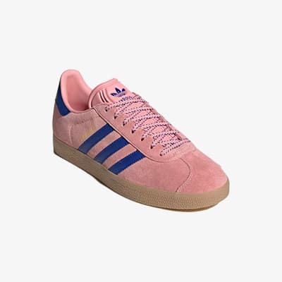 Rosa Adidas-Sneaker mit blauen Streifen und gemusterten Schnürsenkeln, seitliche Ansicht auf hellem Hintergrund
