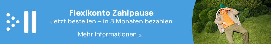 FLEXIKONTO ZAHLPAUSE – Jetzt bestellen, in 3 Monaten bezahlen – Frau sitzt entspannt auf grauem Sofa mit Kissen
