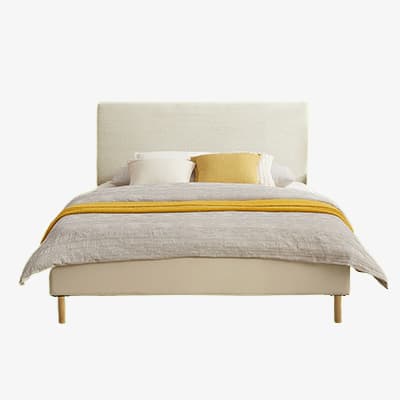 Doppelbett mit hohem Kopfteil, grauer Decke und gelbem Akzentstreifen, dazu passende Kissen in Weiß und Gelb