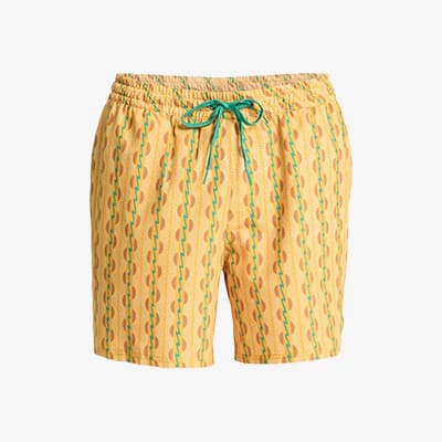 Gelbe Shorts mit grünem Wellenmuster und grünem Kordelzug vor weißem Hintergrund