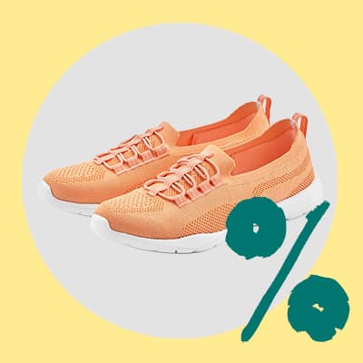 Orange Sneakerpaar vor grauem Kreis auf gelbem Hintergrund mit grünem Prozentzeichen für Rabattaktion