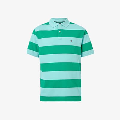 Gestreiftes Poloshirt mit breiten Querstreifen in Hellgrün und Grün, kurze Ärmel, kleiner Logoaufnäher auf der Brust