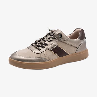 Beiger Sneaker mit braunem Streifen und hellbrauner Sohle, seitlich vor weißem Hintergrund dargestellt