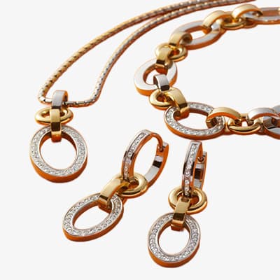 Schmuckset mit Kette, Armband und Ohrhängern, alle mit großen ovalen Anhängern und funkelnden Details