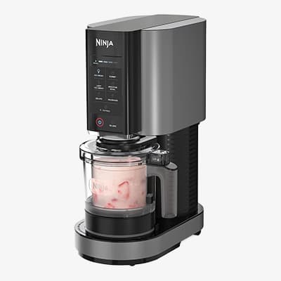 Eismaschine von Ninja mit transparentem Behälter, in dem rosa Eiscreme angerührt wird