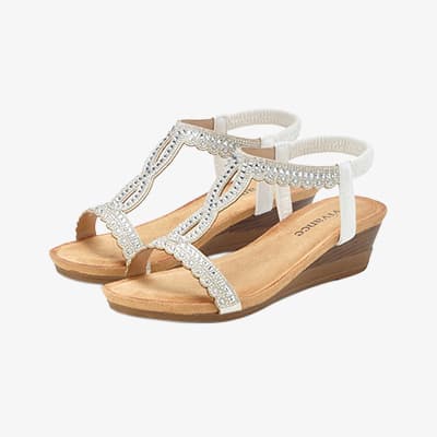 Weiße Sandalen mit schmalen Riemen und funkelnden Verzierungen, kleiner Keilabsatz, seitlich nebeneinander platziert