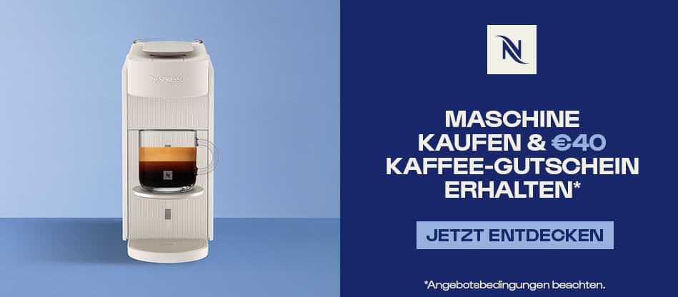Maschine kaufen & 40 € Kaffee-Gutschein erhalten – helle Nespresso-Maschine mit Glas Kaffee vor blauem Hintergrund