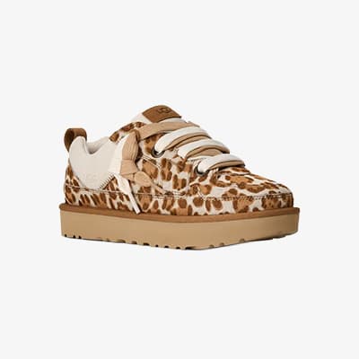 Sneaker mit Leopardenmuster und breiten Schnürsenkeln auf dicker, flacher Sohle
